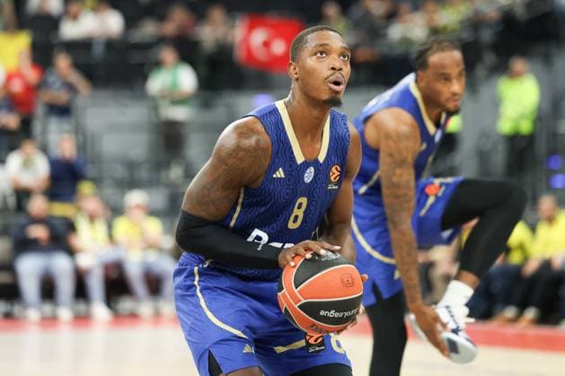 Lonnie Walker Maccabi Rapyd Tel Aviv, 08 with ball, GER, Fenerbahce Beko Istanbul vs Maccabi Rapyd Tel Aviv, Basketball, Euroleague, Matchday 10, Season 2025 2026, 11 11 2025, GER, Fenerbahce Beko Istanbul vs Maccabi Rapyd Tel Aviv, Basketball, Euroleague, Matchday 10, Season 2025 2026, 11 11 2025 Muenchen Copyright: xEibner-Pressefoto JennixMaulx EP_JML