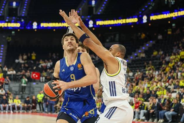Roman Sorkin Maccabi Rapyd Tel Aviv, 09 mti ball with Talen Horton Tucker Fenerbahce Beko Istanbul, 08 , GER, Fenerbahce Beko Istanbul vs Maccabi Rapyd Tel Aviv, Basketball, Euroleague, Matchday 10, 2025 2026 season, 11 11 2025, GER, Fenerbahce Beko Istanbul vs Maccabi Rapyd Tel Aviv, Basketball, Euroleague, Matchday 10, 2025 2026 season, 11 11 2025 Munich Copyright: xEibner-Pressefoto JennixMaulx EP_JML