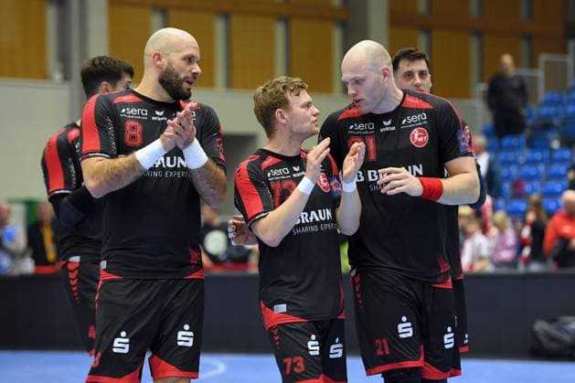 Cheers, joy after the win Adrian Sipos MT Melsungen 8 , Timo Kastening MT Melsungen 73 , Arnar Freyr Arnarsson MT Melsungen 21 L R , GER, MT Melsungen Ferencvarosi Torna Club Green Collect Budapest HUN l, Handball, EHF European League Maenner, Group Matches, Saison 2025 2026, 11 11 2025, GER, MT Melsungen FTC Green Collect, Handball, EHF Maenner, Group Matches, Saison 2025 2026, 11 11 2025 Kassel Copyright: xEibner-Pressefotox xRolandxSippex EP_RSL
