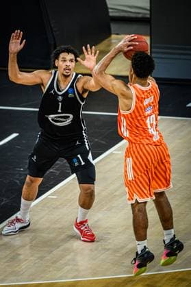Vincent Mitchell (Cosea JL Bourg-en-Bresse) und Mark Smith (ratiopharm ulm) im Zweikampf waehrend des EuroCup spiels zwischen ratiopharm ulm v Cosea JL Bourg-en-Bresse in der ratiopharm Arena am 11. November 2025 in Neu-Ulm, Deutschland. (Foto von Harry Langer DeFodi Images) +++ Vincent Mitchell (Cosea JL Bourg-en-Bresse) und Mark Smith (ratiopharm ulm) battle for the ball during the EuroCup match between ratiopharm ulm v Cosea JL Bourg-en-Bresse at ratiopharm Arena on November 11, 2025 in Neu-Ulm, Germany. (Photo by Harry Langer DeFodi Images) (Photo by Harry Langer DeFodi Images) Vincent Mitchell Cosea JL Bourg en Bresse and Mark Smith ratiopharm ulm battle for the ball during the EuroCup match between ratiopharm ulm v Cosea JL Bourg en Bresse at ratiopharm Arena on November 11, 2025 in Neu Ulm, Germany, Germany Photo by Harry Langer DeFodi Images Vincent Mitchell Cosea JL Bourg en Bresse and Mark Smith ratiopharm ulm battle for the ball during the EuroCup match between ratiopharm ulm v Cosea JL Bourg en Bresse at ratiopharm Arena on November 11, 2025 in Neu Ulm, Germany Photo by Harry Langer DeFodi Images Photo by Harry Langer DeFodi Images