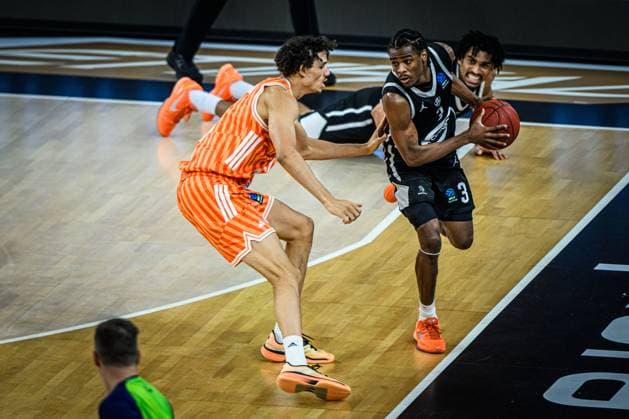 Alec Anigbata (ratiopharm ulm) und Assemian Moulare (Cosea JL Bourg-en-Bresse) im Zweikampf waehrend des EuroCup spiels zwischen ratiopharm ulm v Cosea JL Bourg-en-Bresse in der ratiopharm Arena am 11. November 2025 in Neu-Ulm, Deutschland. (Foto von Harry Langer DeFodi Images) +++ Alec Anigbata (ratiopharm ulm) und Assemian Moulare (Cosea JL Bourg-en-Bresse) battle for the ball during the EuroCup match between ratiopharm ulm v Cosea JL Bourg-en-Bresse at ratiopharm Arena on November 11, 2025 in Neu-Ulm, Germany. (Photo by Harry Langer DeFodi Images) (Photo by Harry Langer DeFodi Images) Alec Anigbata ratiopharm ulm and Assemian Moulare Cosea JL Bourg en Bresse battle for the ball during the EuroCup match between ratiopharm ulm v Cosea JL Bourg en Bresse at ratiopharm Arena on November 11, 2025 in Neu Ulm, Germany, Germany Photo by Harry Langer DeFodi Images Alec Anigbata ratiopharm ulm and Assemian Moulare Cosea JL Bourg en Bresse battle for the ball during the EuroCup match between ratiopharm ulm v Cosea JL Bourg en Bresse at ratiopharm Arena on November 11, 2025 in Neu Ulm, Germany Photo by Harry Langer DeFodi Images Photo by Harry Langer DeFodi Images