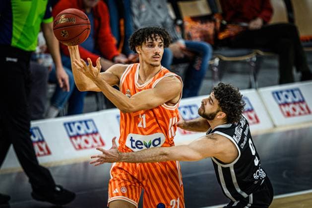 Alec Anigbata (ratiopharm ulm) und Will McDowell-White (Cosea JL Bourg-en-Bresse) im Zweikampf waehrend des EuroCup spiels zwischen ratiopharm ulm v Cosea JL Bourg-en-Bresse in der ratiopharm Arena am 11. November 2025 in Neu-Ulm, Deutschland. (Foto von Harry Langer DeFodi Images) +++ Alec Anigbata (ratiopharm ulm) und Will McDowell-White (Cosea JL Bourg-en-Bresse) battle for the ball during the EuroCup match between ratiopharm ulm v Cosea JL Bourg-en-Bresse at ratiopharm Arena on November 11, 2025 in Neu-Ulm, Germany. (Photo by Harry Langer DeFodi Images) (Photo by Harry Langer DeFodi Images) Alec Anigbata ratiopharm ulm and Will McDowell White Cosea JL Bourg en Bresse in a duel during the EuroCup match between ratiopharm ulm v Cosea JL Bourg en Bresse at ratiopharm Arena on November 11, 2025 in Neu Ulm, Germany, Germany Photo by Harry Langer DeFodi Images Alec Anigbata ratiopharm ulm and Will McDowell White Cosea JL Bourg en Bresse battle for the ball during the EuroCup match between ratiopharm ulm v Cosea JL Bourg en Bresse at ratiopharm Arena on November 11, 2025 in Neu Ulm, Germany Photo by Harry Langer DeFodi Images Photo by Harry Langer DeFodi Images