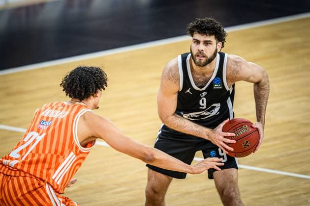Alec Anigbata (ratiopharm ulm) und Will McDowell-White (Cosea JL Bourg-en-Bresse) im Zweikampf waehrend des EuroCup spiels zwischen ratiopharm ulm v Cosea JL Bourg-en-Bresse in der ratiopharm Arena am 11. November 2025 in Neu-Ulm, Deutschland. (Foto von Harry Langer DeFodi Images) +++ Alec Anigbata (ratiopharm ulm) und Will McDowell-White (Cosea JL Bourg-en-Bresse) battle for the ball during the EuroCup match between ratiopharm ulm v Cosea JL Bourg-en-Bresse at ratiopharm Arena on November 11, 2025 in Neu-Ulm, Germany. (Photo by Harry Langer DeFodi Images) (Photo by Harry Langer DeFodi Images) Alec Anigbata ratiopharm ulm and Will McDowell White Cosea JL Bourg en Bresse in a duel during the EuroCup match between ratiopharm ulm v Cosea JL Bourg en Bresse at ratiopharm Arena on November 11, 2025 in Neu Ulm, Germany, Germany Photo by Harry Langer DeFodi Images Alec Anigbata ratiopharm ulm and Will McDowell White Cosea JL Bourg en Bresse battle for the ball during the EuroCup match between ratiopharm ulm v Cosea JL Bourg en Bresse at ratiopharm Arena on November 11, 2025 in Neu Ulm, Germany Photo by Harry Langer DeFodi Images Photo by Harry Langer DeFodi Images