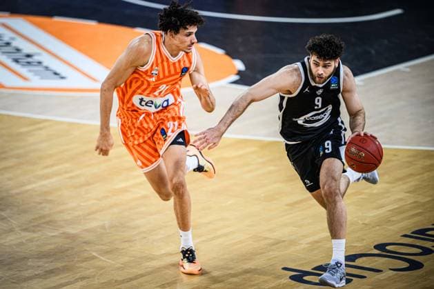 Alec Anigbata (ratiopharm ulm) und Will McDowell-White (Cosea JL Bourg-en-Bresse) im Zweikampf waehrend des EuroCup spiels zwischen ratiopharm ulm v Cosea JL Bourg-en-Bresse in der ratiopharm Arena am 11. November 2025 in Neu-Ulm, Deutschland. (Foto von Harry Langer DeFodi Images) +++ Alec Anigbata (ratiopharm ulm) und Will McDowell-White (Cosea JL Bourg-en-Bresse) battle for the ball during the EuroCup match between ratiopharm ulm v Cosea JL Bourg-en-Bresse at ratiopharm Arena on November 11, 2025 in Neu-Ulm, Germany. (Photo by Harry Langer DeFodi Images) (Photo by Harry Langer DeFodi Images) Alec Anigbata ratiopharm ulm and Will McDowell White Cosea JL Bourg en Bresse in a duel during the EuroCup match between ratiopharm ulm v Cosea JL Bourg en Bresse at ratiopharm Arena on November 11, 2025 in Neu Ulm, Germany, Germany Photo by Harry Langer DeFodi Images Alec Anigbata ratiopharm ulm and Will McDowell White Cosea JL Bourg en Bresse battle for the ball during the EuroCup match between ratiopharm ulm v Cosea JL Bourg en Bresse at ratiopharm Arena on November 11, 2025 in Neu Ulm, Germany Photo by Harry Langer DeFodi Images Photo by Harry Langer DeFodi Images
