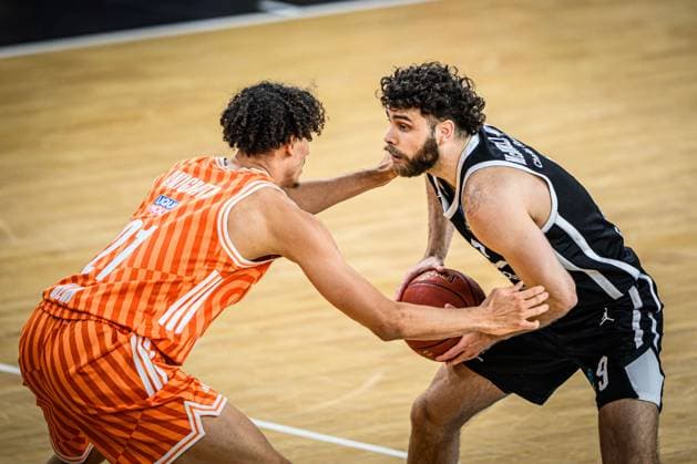 Alec Anigbata (ratiopharm ulm) und Will McDowell-White (Cosea JL Bourg-en-Bresse) im Zweikampf waehrend des EuroCup spiels zwischen ratiopharm ulm v Cosea JL Bourg-en-Bresse in der ratiopharm Arena am 11. November 2025 in Neu-Ulm, Deutschland. (Foto von Harry Langer DeFodi Images) +++ Alec Anigbata (ratiopharm ulm) und Will McDowell-White (Cosea JL Bourg-en-Bresse) battle for the ball during the EuroCup match between ratiopharm ulm v Cosea JL Bourg-en-Bresse at ratiopharm Arena on November 11, 2025 in Neu-Ulm, Germany. (Photo by Harry Langer DeFodi Images) (Photo by Harry Langer DeFodi Images) Alec Anigbata ratiopharm ulm and Will McDowell White Cosea JL Bourg en Bresse in a duel during the EuroCup match between ratiopharm ulm v Cosea JL Bourg en Bresse at ratiopharm Arena on November 11, 2025 in Neu Ulm, Germany, Germany Photo by Harry Langer DeFodi Images Alec Anigbata ratiopharm ulm and Will McDowell White Cosea JL Bourg en Bresse battle for the ball during the EuroCup match between ratiopharm ulm v Cosea JL Bourg en Bresse at ratiopharm Arena on November 11, 2025 in Neu Ulm, Germany Photo by Harry Langer DeFodi Images Photo by Harry Langer DeFodi Images