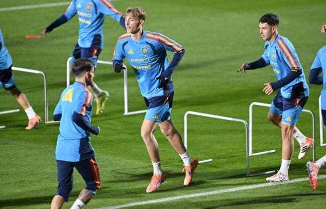 Spain National Football Team training session MADRID, SPAIN - NOVEMBER 11: Spain National Football Team player Dean Huijsen (C) attends the training session ahead of 2026 FIFA World Cup, WM, Weltmeisterschaft, Fussball European Qualifiers Group E football match against Georgia at the Spanish Football Federation s facilities at Las Rozas Soccer City of Madrid, Spain on November 11, 2025. Burak Akbulut Anadolu Madrid Spain. Editorial use only. Please get in touch for any other usage.  Copyright: x2025xAnadoluxBurakxAkbulutx