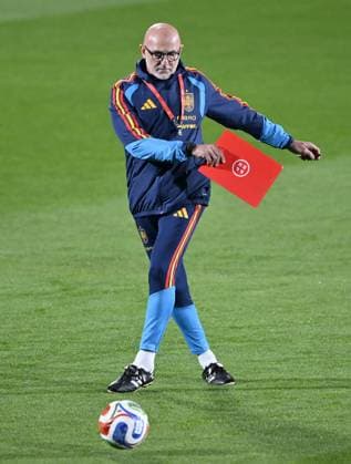 Spain National Football Team training session MADRID, SPAIN - NOVEMBER 11: Head coach Luis de la Fuente of Spain National Football Team leads the training session ahead of 2026 FIFA World Cup, WM, Weltmeisterschaft, Fussball European Qualifiers Group E football match against Georgia at the Spanish Football Federation s facilities at Las Rozas Soccer City of Madrid, Spain on November 11, 2025. Burak Akbulut Anadolu Madrid Spain. Editorial use only. Please get in touch for any other usage.  Copyright: x2025xAnadoluxBurakxAkbulutx