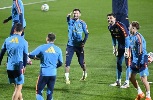 Spain National Football Team training session MADRID, SPAIN - NOVEMBER 11: Spain National Football Team player Alex Baena (C) attends the training session ahead of 2026 FIFA World Cup, WM, Weltmeisterschaft, Fussball European Qualifiers Group E football match against Georgia at the Spanish Football Federation s facilities at Las Rozas Soccer City of Madrid, Spain on November 11, 2025. Burak Akbulut Anadolu Madrid Spain. Editorial use only. Please get in touch for any other usage.  Copyright: x2025xAnadoluxBurakxAkbulutx