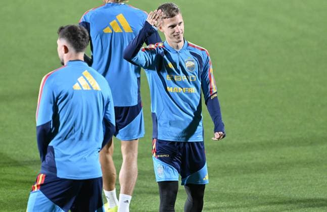Spain National Football Team training session MADRID, SPAIN - NOVEMBER 11: Spain National Football Team player Dani Olmo (R) attends the training session ahead of 2026 FIFA World Cup, WM, Weltmeisterschaft, Fussball European Qualifiers Group E football match against Georgia at the Spanish Football Federation s facilities at Las Rozas Soccer City of Madrid, Spain on November 11, 2025. Burak Akbulut Anadolu Madrid Spain. Editorial use only. Please get in touch for any other usage.  Copyright: x2025xAnadoluxBurakxAkbulutx
