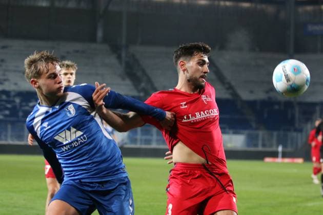 11 11 2025 Soccer Men 2025 2026 Regionalliga Nordost 15 Matchday 1 FC Magdeburg II U23 FC Hertha 03 Zehlendorf Avnet Arena Magdeburg Magnus Baars FCM, left in duel with Ernes Smailovic Zehlendorf, right Magdeburg Saxony-Anhalt Germany