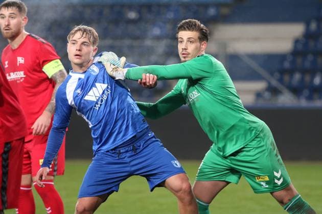 11 11 2025 Soccer Men 2025 2026 Regionalliga Nordost 15 Matchday 1 FC Magdeburg II U23 FC Hertha 03 Zehlendorf Avnet Arena Magdeburg Goalkeeper Alexios Dedidis Zehlendorf, green pushes Magnus Baars FCM, blue away from his goal Magdeburg Saxony Anhalt Germany