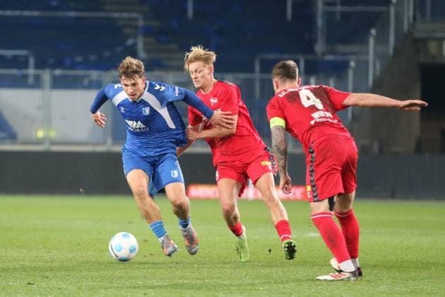 11 11 2025 Soccer Men 2025 2026 Regionalliga Nordost 15 Matchday 1 FC Magdeburg II U23 FC Hertha 03 Zehlendorf Avnet Arena Magdeburg Jules Hasenberg Zehlendorf, center pulls Joonas Frenzel FCM, left on jersey Jake Robert Wilton Zehlendorf, right looks to Magdeburg Saxony Anhalt Germany