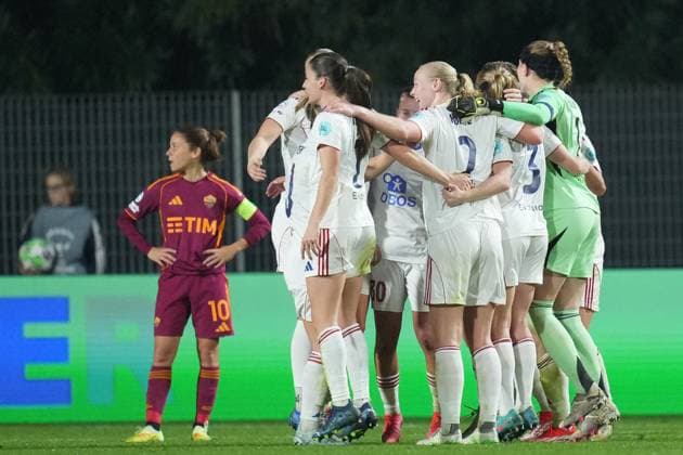 Valerenga s female footballers celebrate after their victory on Roma s pitch during the Uefa Women™s Champions League soccer match between Roma and Valerenga Football at the Rome s Tre Fontane stadium, Italy - Tuesday November 11, 2025 - Soccer ( Photo by Alfredo Falcone LaPresse )  Copyright: xAlfredoxFalcone LaPressex