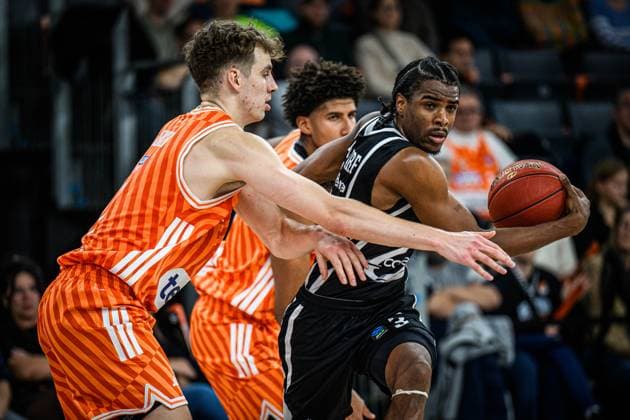 Tobias Jensen (ratiopharm ulm), Meissa Faye (ratiopharm ulm) und Assemian Moulare (Cosea JL Bourg-en-Bresse) im Zweikampf waehrend des EuroCup spiels zwischen ratiopharm ulm v Cosea JL Bourg-en-Bresse in der ratiopharm Arena am 11. November 2025 in Neu-Ulm, Deutschland. (Foto von Harry Langer DeFodi Images) +++ Tobias Jensen (ratiopharm ulm), Meissa Faye (ratiopharm ulm) und Assemian Moulare (Cosea JL Bourg-en-Bresse) battle for the ball during the EuroCup match between ratiopharm ulm v Cosea JL Bourg-en-Bresse at ratiopharm Arena on November 11, 2025 in Neu-Ulm, Germany. (Photo by Harry Langer DeFodi Images) (Photo by Harry Langer DeFodi Images) Tobias Jensen ratiopharm ulm , Meissa Faye ratiopharm ulm and Assemian Moulare Cosea JL Bourg en Bresse in a duel during the EuroCup match between ratiopharm ulm v Cosea JL Bourg en Bresse at ratiopharm Arena on November 11, 2025 in Neu Ulm, Germany Photo by Harry Langer DeFodi Images Tobias Jensen ratiopharm ulm , Meissa Faye ratiopharm ulm and Assemian Moulare Cosea JL Bourg en Bresse battle for the ball during the EuroCup match between ratiopharm ulm v Cosea JL Bourg en Bresse at ratiopharm Arena on November 11, 2025 in Neu Ulm, Germany Photo by Harry Langer DeFodi Images Photo by Harry Langer DeFodi Images