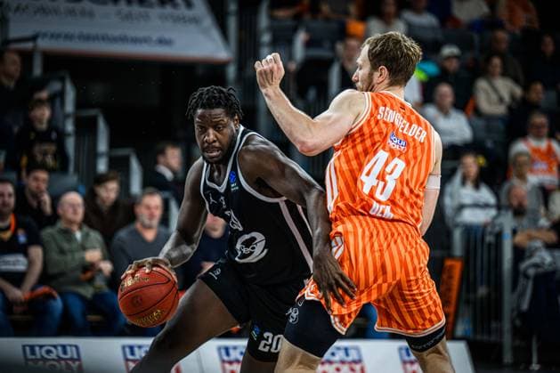Yvann Mbaya (Cosea JL Bourg-en-Bresse) und Christian Sengfelder (ratiopharm ulm) im Zweikampf waehrend des EuroCup spiels zwischen ratiopharm ulm v Cosea JL Bourg-en-Bresse in der ratiopharm Arena am 11. November 2025 in Neu-Ulm, Deutschland. (Foto von Harry Langer DeFodi Images) +++ Yvann Mbaya (Cosea JL Bourg-en-Bresse) und Christian Sengfelder (ratiopharm ulm) battle for the ball during the EuroCup match between ratiopharm ulm v Cosea JL Bourg-en-Bresse at ratiopharm Arena on November 11, 2025 in Neu-Ulm, Germany. (Photo by Harry Langer DeFodi Images) (Photo by Harry Langer DeFodi Images) Yvann Mbaya Cosea JL Bourg en Bresse and Christian Sengfelder ratiopharm ulm battle for the ball during the EuroCup match between ratiopharm ulm v Cosea JL Bourg en Bresse at ratiopharm Arena on November 11, 2025 in Neu Ulm, Germany, Germany Photo by Harry Langer DeFodi Images Yvann Mbaya Cosea JL Bourg en Bresse and Christian Sengfelder ratiopharm ulm battle for the ball during the EuroCup match between ratiopharm ulm v Cosea JL Bourg en Bresse at ratiopharm Arena on November 11, 2025 in Neu Ulm, Germany Photo by Harry Langer DeFodi Images Photo by Harry Langer DeFodi Images
