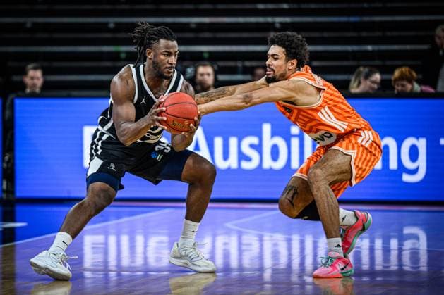 Adam Mokoka (Cosea JL Bourg-en-Bresse) und Len Schoormann (ratiopharm ulm) im Zweikampf waehrend des EuroCup spiels zwischen ratiopharm ulm v Cosea JL Bourg-en-Bresse in der ratiopharm Arena am 11. November 2025 in Neu-Ulm, Deutschland. (Foto von Harry Langer DeFodi Images) +++ Adam Mokoka (Cosea JL Bourg-en-Bresse) und Len Schoormann (ratiopharm ulm) battle for the ball during the EuroCup match between ratiopharm ulm v Cosea JL Bourg-en-Bresse at ratiopharm Arena on November 11, 2025 in Neu-Ulm, Germany. (Photo by Harry Langer DeFodi Images) (Photo by Harry Langer DeFodi Images) Adam Mokoka Cosea JL Bourg en Bresse and Len Schoormann ratiopharm ulm battle for the ball during the EuroCup match between ratiopharm ulm v Cosea JL Bourg en Bresse at ratiopharm Arena on November 11, 2025 in Neu Ulm, Germany, Germany Photo by Harry Langer DeFodi Images Adam Mokoka Cosea JL Bourg en Bresse and Len Schoormann ratiopharm ulm battle for the ball during the EuroCup match between ratiopharm ulm v Cosea JL Bourg en Bresse at ratiopharm Arena on November 11, 2025 in Neu Ulm, Germany Photo by Harry Langer DeFodi Images Photo by Harry Langer DeFodi Images
