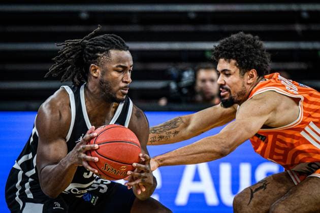 Adam Mokoka (Cosea JL Bourg-en-Bresse) und Len Schoormann (ratiopharm ulm) im Zweikampf waehrend des EuroCup spiels zwischen ratiopharm ulm v Cosea JL Bourg-en-Bresse in der ratiopharm Arena am 11. November 2025 in Neu-Ulm, Deutschland. (Foto von Harry Langer DeFodi Images) +++ Adam Mokoka (Cosea JL Bourg-en-Bresse) und Len Schoormann (ratiopharm ulm) battle for the ball during the EuroCup match between ratiopharm ulm v Cosea JL Bourg-en-Bresse at ratiopharm Arena on November 11, 2025 in Neu-Ulm, Germany. (Photo by Harry Langer DeFodi Images) (Photo by Harry Langer DeFodi Images) Adam Mokoka Cosea JL Bourg en Bresse and Len Schoormann ratiopharm ulm battle for the ball during the EuroCup match between ratiopharm ulm v Cosea JL Bourg en Bresse at ratiopharm Arena on November 11, 2025 in Neu Ulm, Germany, Germany Photo by Harry Langer DeFodi Images Adam Mokoka Cosea JL Bourg en Bresse and Len Schoormann ratiopharm ulm battle for the ball during the EuroCup match between ratiopharm ulm v Cosea JL Bourg en Bresse at ratiopharm Arena on November 11, 2025 in Neu Ulm, Germany Photo by Harry Langer DeFodi Images Photo by Harry Langer DeFodi Images