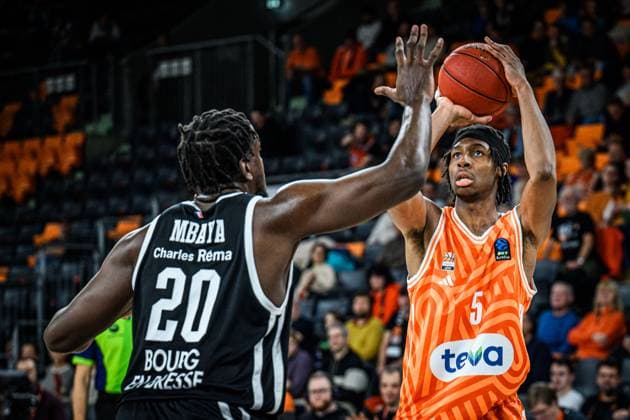 Yvann Mbaya (Cosea JL Bourg-en-Bresse) und Mohamed Diakite (ratiopharm ulm) im Zweikampf waehrend des EuroCup spiels zwischen ratiopharm ulm v Cosea JL Bourg-en-Bresse in der ratiopharm Arena am 11. November 2025 in Neu-Ulm, Deutschland. (Foto von Harry Langer DeFodi Images) +++ Yvann Mbaya (Cosea JL Bourg-en-Bresse) und Mohamed Diakite (ratiopharm ulm) battle for the ball during the EuroCup match between ratiopharm ulm v Cosea JL Bourg-en-Bresse at ratiopharm Arena on November 11, 2025 in Neu-Ulm, Germany. (Photo by Harry Langer DeFodi Images) (Photo by Harry Langer DeFodi Images) Yvann Mbaya Cosea JL Bourg en Bresse and Mohamed Diakite ratiopharm ulm in a duel during the EuroCup match between ratiopharm ulm v Cosea JL Bourg en Bresse at ratiopharm Arena on November 11, 2025 in Neu Ulm, Germany, Germany Photo by Harry Langer DeFodi Images Yvann Mbaya Cosea JL Bourg en Bresse and Mohamed Diakite ratiopharm ulm battle for the ball during the EuroCup match between ratiopharm ulm v Cosea JL Bourg en Bresse at ratiopharm Arena on November 11, 2025 in Neu Ulm, Germany Photo by Harry Langer DeFodi Images Photo by Harry Langer DeFodi Images