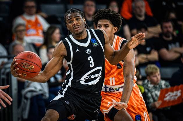 Assemian Moulare (Cosea JL Bourg-en-Bresse) und Meissa Faye (ratiopharm ulm) im Zweikampf waehrend des EuroCup spiels zwischen ratiopharm ulm v Cosea JL Bourg-en-Bresse in der ratiopharm Arena am 11. November 2025 in Neu-Ulm, Deutschland. (Foto von Harry Langer DeFodi Images) +++ Assemian Moulare (Cosea JL Bourg-en-Bresse) und Meissa Faye (ratiopharm ulm) battle for the ball during the EuroCup match between ratiopharm ulm v Cosea JL Bourg-en-Bresse at ratiopharm Arena on November 11, 2025 in Neu-Ulm, Germany. (Photo by Harry Langer DeFodi Images) (Photo by Harry Langer DeFodi Images) Assemian Moulare Cosea JL Bourg en Bresse and Meissa Faye ratiopharm ulm battle for the ball during the EuroCup match between ratiopharm ulm v Cosea JL Bourg en Bresse at ratiopharm Arena on November 11, 2025 in Neu Ulm, Germany, Germany Photo by Harry Langer DeFodi Images Assemian Moulare Cosea JL Bourg en Bresse and Meissa Faye ratiopharm ulm battle for the ball during the EuroCup match between ratiopharm ulm v Cosea JL Bourg en Bresse at ratiopharm Arena on November 11, 2025 in Neu Ulm, Germany Photo by Harry Langer DeFodi Images Photo by Harry Langer DeFodi Images
