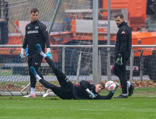 Soccer, Men, Season 2025 26, 2 Bundesliga, Hertha BSC, Training, f l Goalkeeper Tjark Ernst Hertha BSC , Goalkeeper Tim Goller Hertha BSC , Goalkeeper Marius Gersbeck Hertha BSC , 11 11 2025, Copyright: xSebastianxRäppold MatthiasxKochx
