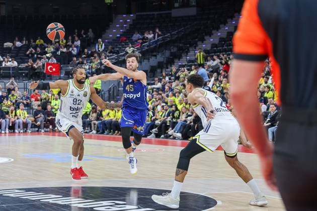 Tamir Blatt Maccabi Rapyd Tel Aviv, 45 with ball with Khem Birch Fenerbahce Beko Istanbul, 92 and Wade Baldwin Fenerbahce Beko Istanbul, 02 , GER, Fenerbahce Beko Istanbul vs Maccabi Rapyd Tel Aviv, Basketball, Euroleague, Matchday 10, Season 2025 2026, 11 11 2025, GER, Fenerbahce Beko Istanbul vs Maccabi Rapyd Tel Aviv, Basketball, Euroleague, Matchday 10, Season 2025 2026, 11 11 2025 Muenchen Copyright: xEibner-Pressefoto JennixMaulx EP_JML