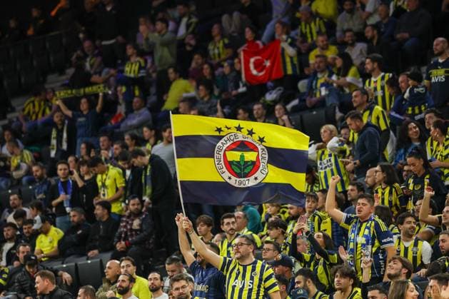 Fans of Fenerbahce Instanbul with flag, GER, Fenerbahce Beko Istanbul vs Maccabi Rapyd Tel Aviv, Basketball, Euroleague, Matchday 10, Season 2025 2026, 11 11 2025, GER, Fenerbahce Beko Istanbul vs Maccabi Rapyd Tel Aviv, Basketball, Euroleague, Matchday 10, Season 2025 2026, 11 11 2025 Muenchen Copyright: xEibner-Pressefoto JennixMaulx EP_JML