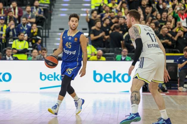 Tamir Blatt Maccabi Rapyd Tel Aviv, 45 with ball with Onuralp Bitim Fenerbahce Beko Istanbul, 17 , GER, Fenerbahce Beko Istanbul vs Maccabi Rapyd Tel Aviv, Basketball, Euroleague, Matchday 10, 2025 2026 season, 11 11 2025, GER, Fenerbahce Beko Istanbul vs Maccabi Rapyd Tel Aviv, Basketball, Euroleague, Matchday 10, 2025 2026 season, 11 11 2025 Muenchen Copyright: xEibner-Pressefoto JennixMaulx EP_JML