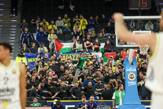The fan block of Fenerbahce Istanbul GER, Fenerbahce Beko Istanbul vs Maccabi Rapyd Tel Aviv, Basketball, Euroleague, Matchday 10, Season 2025 2026, 11 11 2025, GER, Fenerbahce Beko Istanbul vs Maccabi Rapyd Tel Aviv, Basketball, Euroleague, Matchday 10, Season 2025 2026, 11 11 2025 Muenchen Copyright: xEibner-Pressefoto JennixMaulx EP_JML