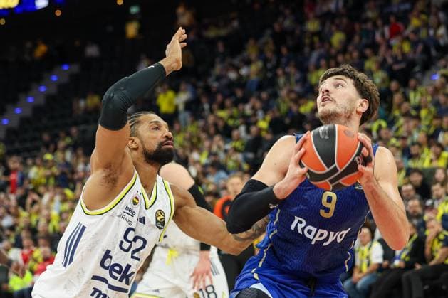 Roman Sorkin Maccabi Rapyd Tel Aviv, 09 with ball with Khem Birch Fenerbahce Beko Istanbul, 92 , GER, Fenerbahce Beko Istanbul vs Maccabi Rapyd Tel Aviv, Basketball, Euroleague, Matchday 10, Season 2025 2026, 11 11 2025, GER, Fenerbahce Beko Istanbul vs Maccabi Rapyd Tel Aviv, Basketball, Euroleague, Matchday 10, Season 2025 2026, 11 11 2025 Muenchen Copyright: xEibner-Pressefoto JennixMaulx EP_JML