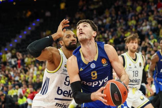 Roman Sorkin Maccabi Rapyd Tel Aviv, 09 with ball with Khem Birch Fenerbahce Beko Istanbul, 92 , GER, Fenerbahce Beko Istanbul vs Maccabi Rapyd Tel Aviv, Basketball, Euroleague, Matchday 10, Season 2025 2026, 11 11 2025, GER, Fenerbahce Beko Istanbul vs Maccabi Rapyd Tel Aviv, Basketball, Euroleague, Matchday 10, Season 2025 2026, 11 11 2025 Muenchen Copyright: xEibner-Pressefoto JennixMaulx EP_JML
