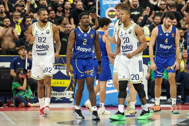 Devon Hall Fenerbahce Beko Istanbul, 20 celebrates a goal, with Khem Birch Fenerbahce Beko Istanbul, 92 and Jimmy Clark Maccabi Rapyd Tel Aviv, 02 , mi t mac04, GER, Fenerbahce Beko Istanbul vs Maccabi Rapyd Tel Aviv, Basketball, Euroleague, Matchday 10, Season 2025 2026, 11 11 2025, GER, Fenerbahce Beko Istanbul vs Maccabi Rapyd Tel Aviv, Basketball, Euroleague, Matchday 10, Season 2025 2026, 11 11 2025 Muenchen Copyright: xEibner-Pressefoto JennixMaulx EP_JML