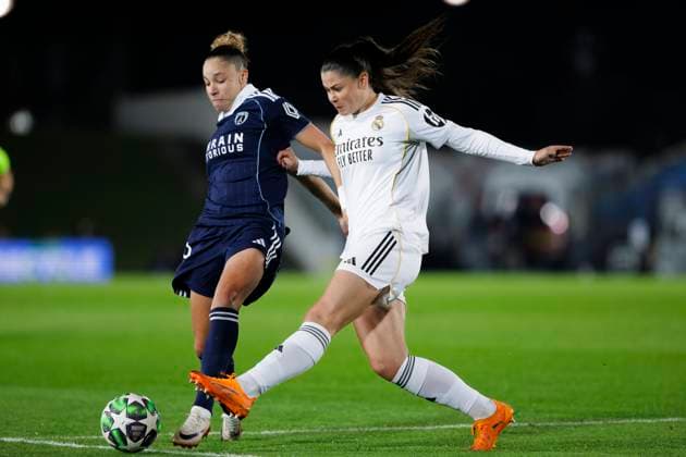 UEFA Women s Champions League - Real Madrid vs Paris FC MADRID, SPAIN -November 11:Lorena Azzaro of Paris FC and Maria Mendez of Real Madrid fight for the ball during the UEFA Women s Champions League match between Real Madrid and Paris FC at Alfredo Di Stefano stadium in Madrid.(Photo by Guillermo Martinez f22photo) Madrid Alfredo Di Stefano Stadium Spain Copyright: xGuillermoxMartinezx