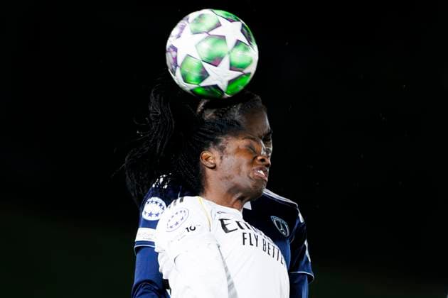 UEFA Women s Champions League - Real Madrid vs Paris FC MADRID, SPAIN -November 11:Naomie Feller of Real Madrid and Thea Greboval of Paris FC fight for the ball during the UEFA Women s Champions League match between Real Madrid and Paris FC at Alfredo Di Stefano stadium in Madrid.(Photo by Guillermo Martinez f22photo) Madrid Alfredo Di Stefano Stadium Spain Copyright: xGuillermoxMartinezx