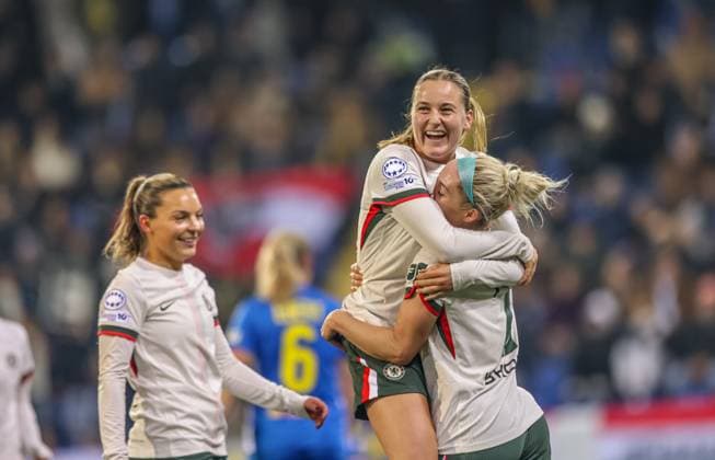 AUT, München, SKN St Pölten vs Chelsea London, Women s Champions League, UEFA, Saison 2526, NV Arena, 3 Spieltag im Bild Wieke Kaptein Chelsea London 18 scores the first goal for Chelsea, celebration and joy with Ellie Carpenter Chelsea London 2 , Tor und Jubel DFB DFL REGULATIONS PROHIBIT ANY USE OF PHOTOGRAPHS AS IMAGE SEQUENCES AND OR QUASI VIDEO, 11 11 2025, Copyright: HMBxMedia HendrikxHamelau