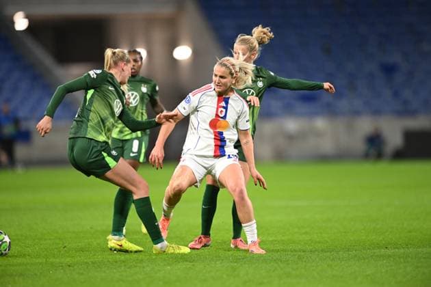 Football : Lyonnes v Wolfsburg - UEFA Women s champions league Lindsey HEAPS of Lyon during the UEFA Womens champions league match between OL Lyonnes and Wolfsburg at Groupama Stadium Decines Charpieu Lyon France on November 11, 2025  Copyright: xALLILI_MOURADx