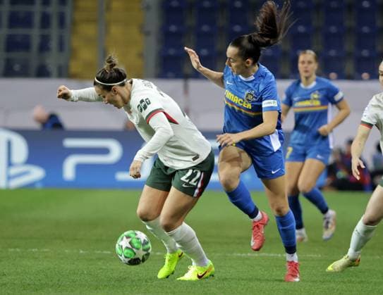 SOCCER - WCL, St.Poelten vs Chelsea SANKT POELTEN,AUSTRIA,11.NOV.25 - SOCCER - UEFA Women s Champions League, SKN Sankt Poelten vs Chelsea FC. Image shows Lucy Bronze (Chelsea) and Agathe Ollivier (St.Poelten).  GEPAxpictures xWalterxLuger