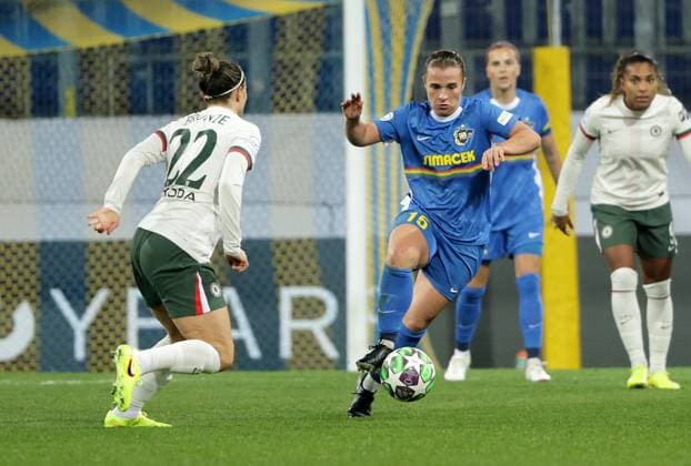 SOCCER - WCL, St.Poelten vs Chelsea SANKT POELTEN,AUSTRIA,11.NOV.25 - SOCCER - UEFA Women s Champions League, SKN Sankt Poelten vs Chelsea FC. Image shows Lucy Bronze (Chelsea) and Leila Peneau (St.Poelten).  GEPAxpictures xWalterxLuger