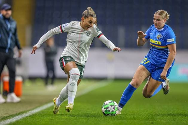 AUT, Munich, SKN St Pölten vs Chelsea London, Women s Champions League, UEFA, Season 2526, NV Arena, Matchday 3 pictured f l n r Johanna Rytting Kaneryd Chelsea London 19 , Sarah Gutmann St Pölten 27 DFB DFL REGULATIONS PROHIBIT ANY USE OF PHOTOGRAPHS AS IMAGE SEQUENCES AND OR QUASI VIDEO, 11 11 2025, Copyright: HMBxMedia HendrikxHamelau