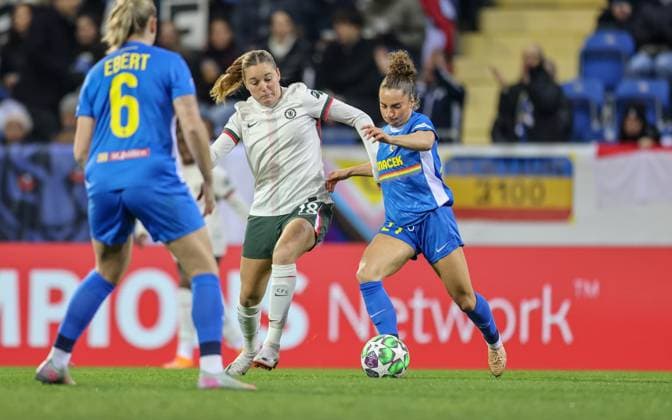 AUT, Munich, SKN St Pölten vs Chelsea London, Women s Champions League, UEFA, Season 2526, NV Arena, Matchday 3 pictured f l n r Wieke Kaptein Chelsea London 18 , Izabela Križaj St Pölten 21 DFB DFL REGULATIONS PROHIBIT ANY USE OF PHOTOGRAPHS AS IMAGE SEQUENCES AND OR QUASI VIDEO, 11 11 2025, Copyright: HMBxMedia HendrikxHamelau