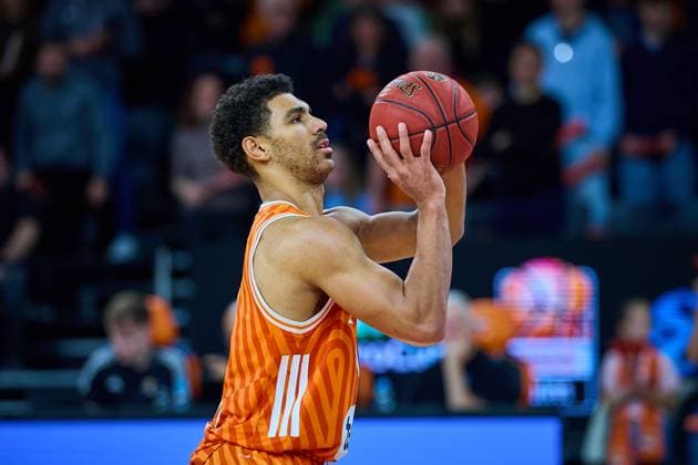 Mark Smith ratiopharm ulm, 13 on free throw GER, ratiopharm ulm vs Cosea JL Bourg en Bresse, Basketball, Matchday 7, BKT EuroCup, Season 2025 2026, 11 11 2025 GER, ratiopharm ulm vs Cosea JL Bourg en Bresse, Basketball, Matchday 7, BKT EuroCup, Season 2025 2026, 11 11 2025 New Ulm Copyright: xEibner-Pressefoto GeraldxOelze-dexStoppanyx EP_ODS