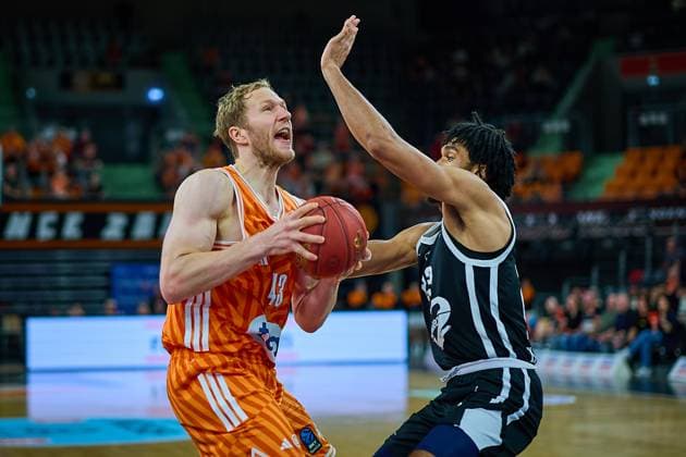 duel, duel between Christian Sengfelder ratiopharm ulm, 43 and Rickardo Lindo Cosea JL Bourg en Bresse, 23 GER, ratiopharm ulm vs Cosea JL Bourg en Bresse, Basketball, Matchday 7, BKT EuroCup, Season 2025 2026, 11 11 2025 GER, ratiopharm ulm vs Cosea JL Bourg en Bresse, Basketball, Matchday 7, BKT EuroCup, Season 2025 2026, 11 11 2025 Neu Ulm Copyright: xEibner-Pressefoto GeraldxOelze-dexStoppanyx EP_ODS