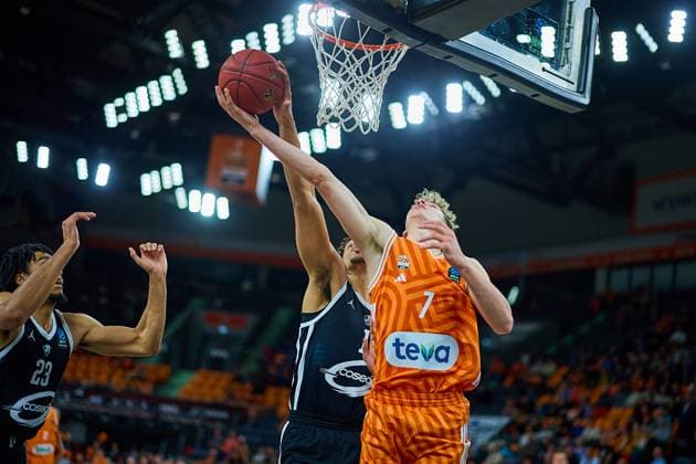 Vincent Mitchell Cosea JL Bourg en Bresse, 01 blocks Tobias Jensen ratiopharm ulm, 07 GER, ratiopharm ulm vs Cosea JL Bourg en Bresse, Basketball, Matchday 7, BKT EuroCup, Season 2025 2026, 11 11 2025 GER, ratiopharm ulm vs Cosea JL Bourg en Bresse, Basketball, Matchday 7, BKT EuroCup, Season 2025 2026, 11 11 2025 Neu Ulm Copyright: xEibner-Pressefoto GeraldxOelze-dexStoppanyx EP_ODS