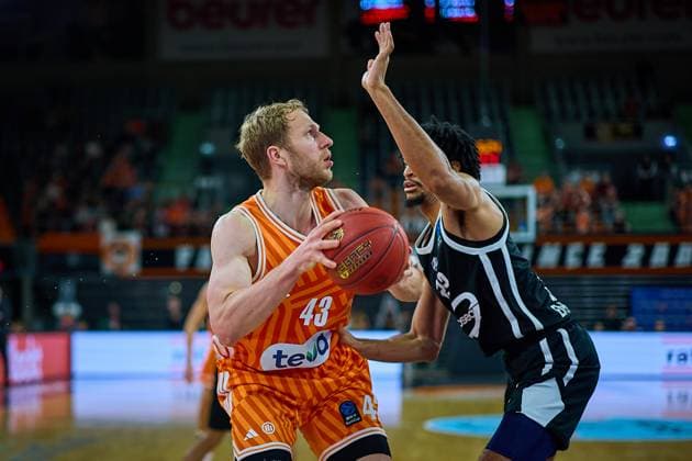 duel, duel between Christian Sengfelder ratiopharm ulm, 43 and Rickardo Lindo Cosea JL Bourg en Bresse, 23 GER, ratiopharm ulm vs Cosea JL Bourg en Bresse, Basketball, Matchday 7, BKT EuroCup, Season 2025 2026, 11 11 2025 GER, ratiopharm ulm vs Cosea JL Bourg en Bresse, Basketball, Matchday 7, BKT EuroCup, Season 2025 2026, 11 11 2025 Neu Ulm Copyright: xEibner-Pressefoto GeraldxOelze-dexStoppanyx EP_ODS
