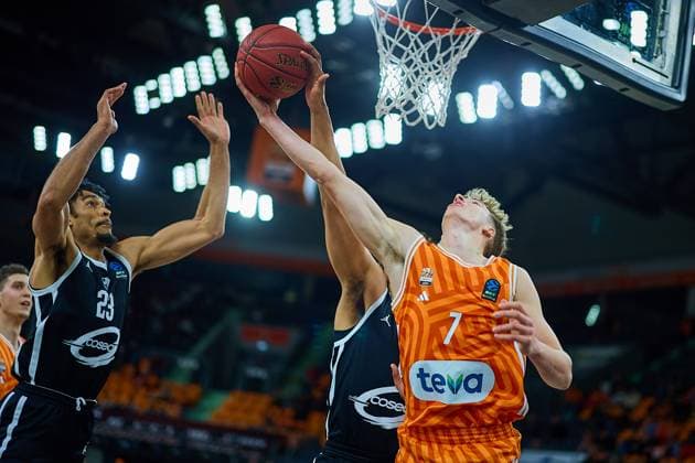 Vincent Mitchell Cosea JL Bourg en Bresse, 01 blocks Tobias Jensen ratiopharm ulm, 07 GER, ratiopharm ulm vs Cosea JL Bourg en Bresse, Basketball, Matchday 7, BKT EuroCup, Season 2025 2026, 11 11 2025 GER, ratiopharm ulm vs Cosea JL Bourg en Bresse, Basketball, Matchday 7, BKT EuroCup, Season 2025 2026, 11 11 2025 Neu Ulm Copyright: xEibner-Pressefoto GeraldxOelze-dexStoppanyx EP_ODS