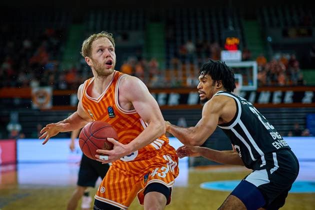 duel, duel between Christian Sengfelder ratiopharm ulm, 43 and Rickardo Lindo Cosea JL Bourg en Bresse, 23 GER, ratiopharm ulm vs Cosea JL Bourg en Bresse, Basketball, Matchday 7, BKT EuroCup, Season 2025 2026, 11 11 2025 GER, ratiopharm ulm vs Cosea JL Bourg en Bresse, Basketball, Matchday 7, BKT EuroCup, Season 2025 2026, 11 11 2025 Neu Ulm Copyright: xEibner-Pressefoto GeraldxOelze-dexStoppanyx EP_ODS