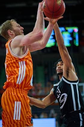duel, duel between Christian Sengfelder ratiopharm ulm, 43 and Rickardo Lindo Cosea JL Bourg en Bresse, 23 GER, ratiopharm ulm vs Cosea JL Bourg en Bresse, Basketball, Matchday 7, BKT EuroCup, Season 2025 2026, 11 11 2025 GER, ratiopharm ulm vs Cosea JL Bourg en Bresse, Basketball, Matchday 7, BKT EuroCup, Season 2025 2026, 11 11 2025 Neu Ulm Copyright: xEibner-Pressefoto GeraldxOelze-dexStoppanyx EP_ODS