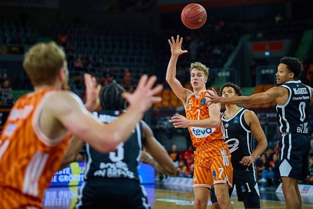 Tobias Jensen ratiopharm ulm, 07 with throw to free Christian Sengfelder ratiopharm ulm, 43 GER, ratiopharm ulm vs Cosea JL Bourg en Bresse, Basketball, Matchday 7, BKT EuroCup, 2025 2026 season, 11 11 2025 GER, ratiopharm ulm vs Cosea JL Bourg en Bresse, Basketball, Matchday 7, BKT EuroCup, 2025 2026 season, 11 11 2025 New Ulm Copyright: xEibner-Pressefoto GeraldxOelze-dexStoppanyx EP_ODS