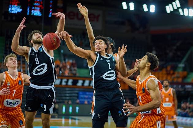 Defensive work by William McDonwell White Cosea JL Bourg en Bresse, 09 and Vincent Mitchell Cosea JL Bourg en Bresse, 01 against Tobias Jensen ratiopharm ulm, 07 and Mark Smith ratiopharm ulm, 13 GER, ratiopharm ulm vs Cosea JL Bourg en Bresse, Basketball, Matchday 7, BKT EuroCup, Season 2025 2026, 11 11 2025 GER, ratiopharm ulm vs Cosea JL Bourg en Bresse, Basketball, Matchday 7, BKT EuroCup, Season 2025 2026, 11 11 2025 Neu Ulm Copyright: xEibner-Pressefoto GeraldxOelze-dexStoppanyx EP_ODS