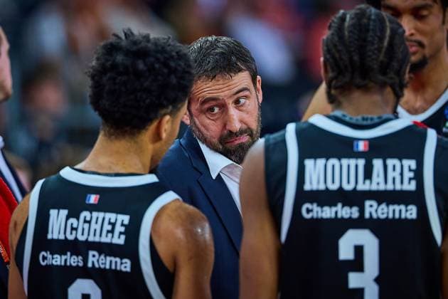Marius Leoavicius Cosea JL Bourg en Bresse, Assistant Coach in the circle of his players GER, ratiopharm ulm vs Cosea JL Bourg en Bresse, Basketball, Matchday 7, BKT EuroCup, Season 2025 2026, 11 11 2025 GER, ratiopharm ulm vs Cosea JL Bourg en Bresse, Basketball, Matchday 7, BKT EuroCup, Season 2025 2026, 11 11 2025 Neu Ulm Copyright: xEibner-Pressefoto GeraldxOelze-dexStoppanyx EP_ODS