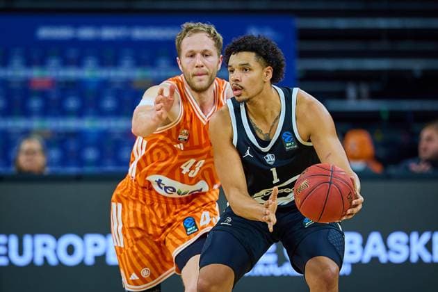 Christian Sengfelder ratiopharm ulm, 43 in defense against Vincent Mitchell Cosea JL Bourg en Bresse, 01 GER, ratiopharm ulm vs Cosea JL Bourg en Bresse, Basketball, Matchday 7, BKT EuroCup, 2025 2026 season, 11 11 2025 GER, ratiopharm ulm vs Cosea JL Bourg en Bresse, Basketball, Matchday 7, BKT EuroCup, 2025 2026 season, 11 11 2025 Neu Ulm Copyright: xEibner-Pressefoto GeraldxOelze-dexStoppanyx EP_ODS